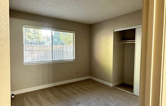 2 beds, 1 bath, 895 sqft, $1,700, Unit 490102