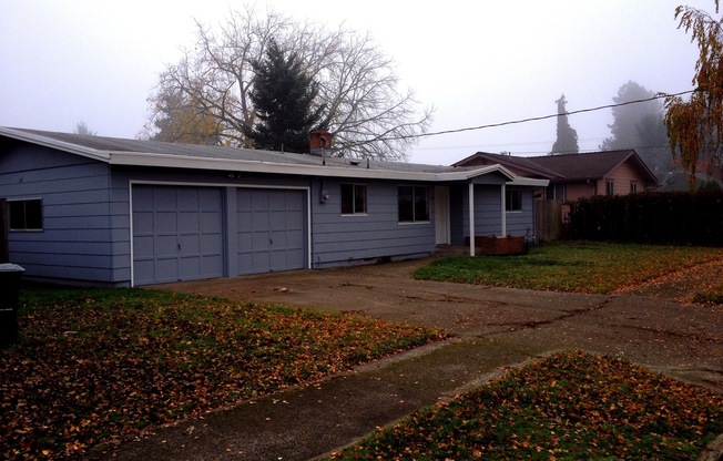 Modern 3 Bedroom Home near Auburn Elementary with Double Garage