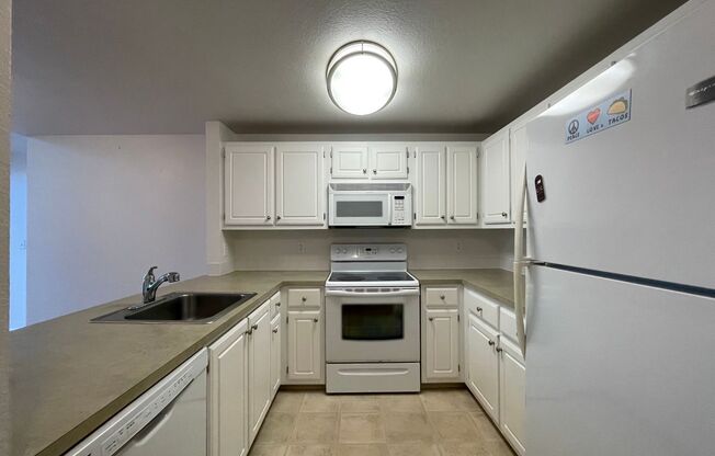 2Bd/2Ba in Bethany Condo with Garage ~ Washer/ Dryer in Unit ~ Top Floor ~ Community Pool!!!