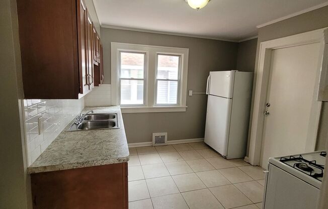 3 beds, 1 bath, $1,050, Unit Down