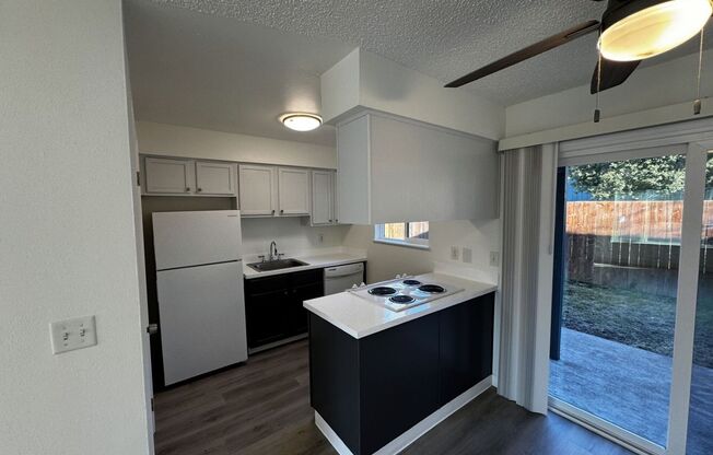 2 beds, 1 bath, 890 sqft, $1,595, Unit 16