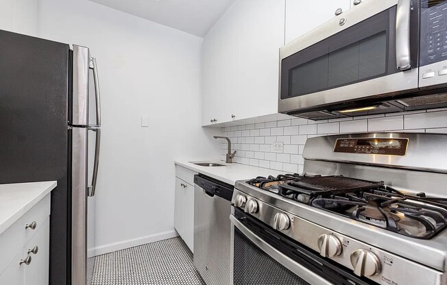 1 bed, 1 bath, $4,150, Unit 32C