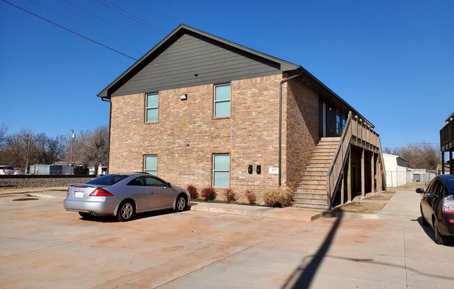 5 bed, 2 bath in Downtown Edmond - Granite counter tops, kitchen appliances, washer and dryer facility, central heat and air