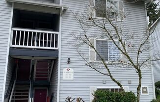 Beautiful 1 bed 1 bath top floor Walkers run condo in Newcastle