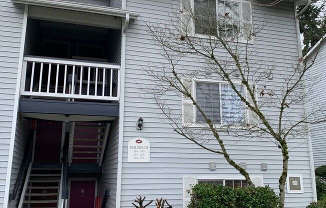 Beautiful 1 bed 1 bath top floor Walkers run condo in Newcastle