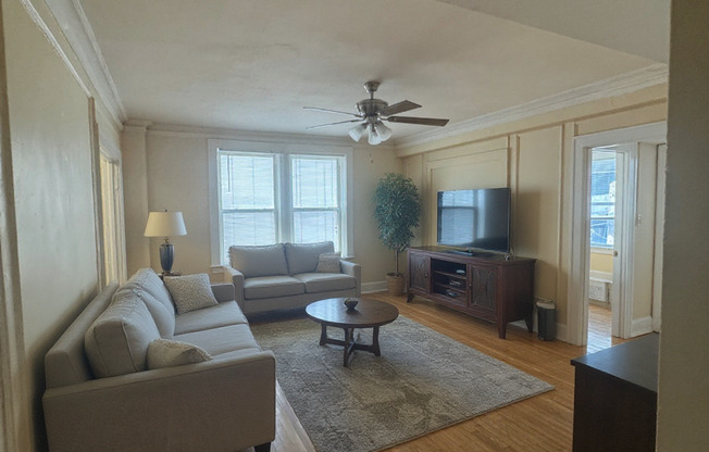 2 beds, 1 bath, 775 sqft, $1,350, Unit 215