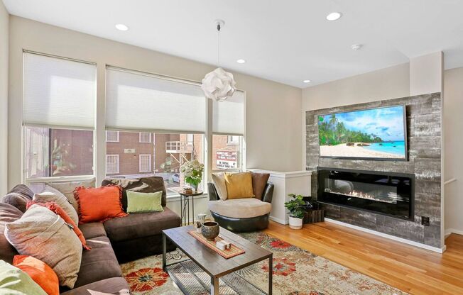City View Haven: Modern 2-Bed Townhome in LoHi/Highlands Square!!!