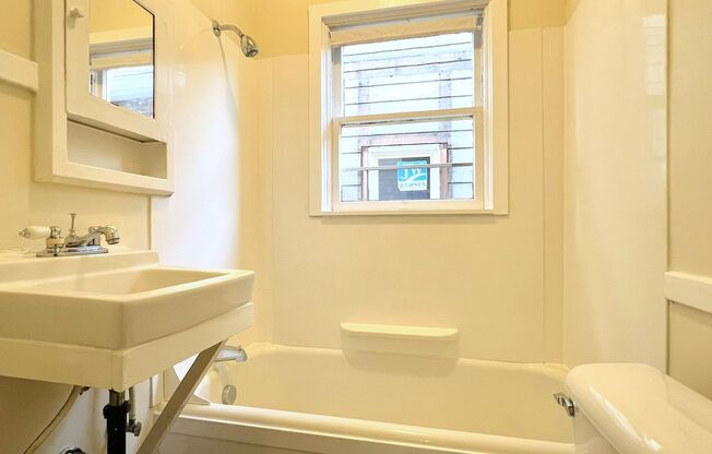 Studio, 1 bath, 450 sqft, $1,125, Unit 103