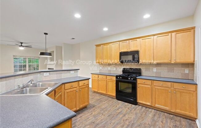 3300 SUTTLES DR SW