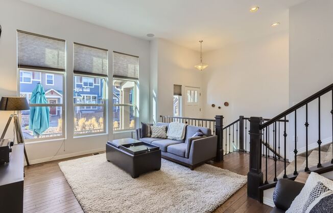 Spacious 2BDR Modern Townhome in Louisville