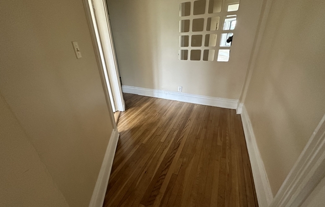2 beds, 1 bath, 585 sqft, $3,200, Unit 124