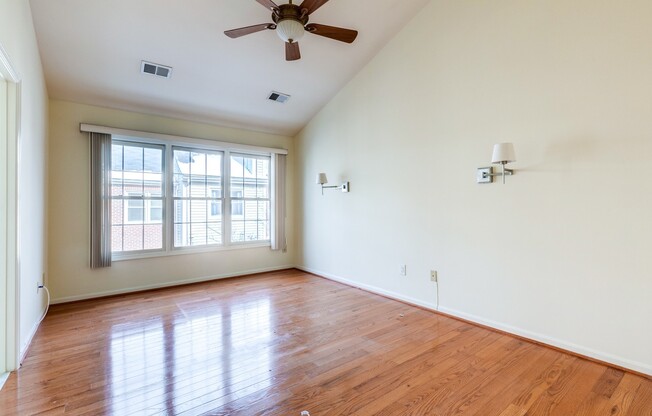 Stately Upgraded Townhouse 2 miles to Crystal City Metro!!