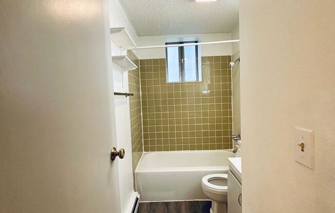 1 bed, 1 bath, 725 sqft, $1,175, Unit B