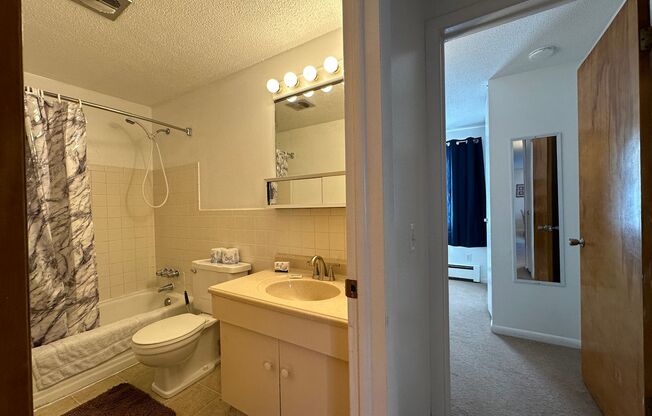 2 beds, 1 bath, 800 sqft, $1,600, Unit Apartment 11