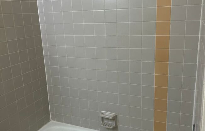 1 bed, 1 bath, 758 sqft, $955, Unit 33