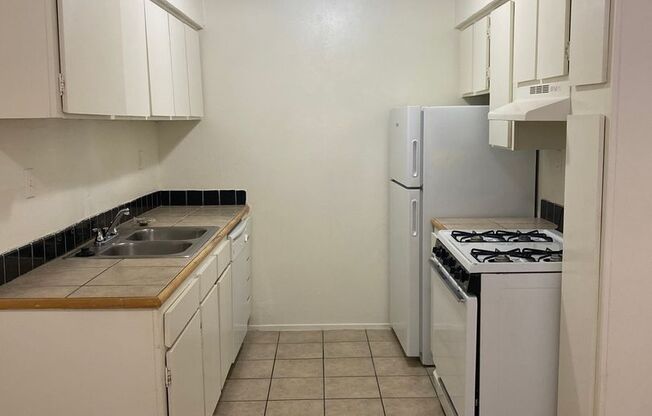 2 beds, 2 baths, 900 sqft, $1,099, Unit LAW11-316