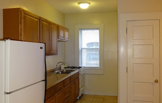 2 beds, 1 bath, 690 sqft, $1,100, Unit 16