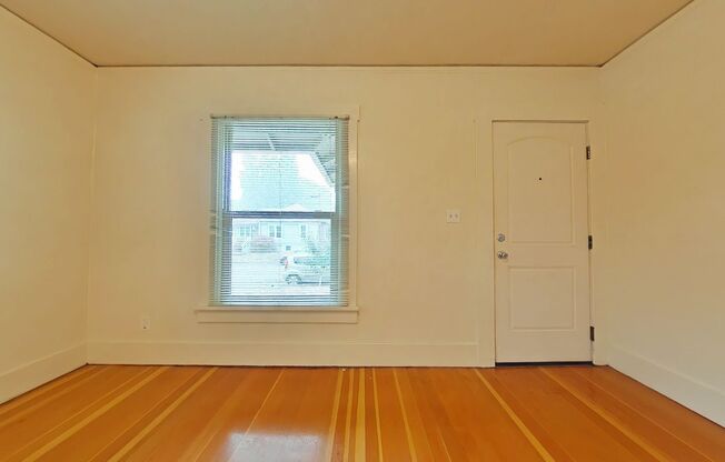1 Bedroom Duplex ~ Close to Campus ~ Small Pet Friendly