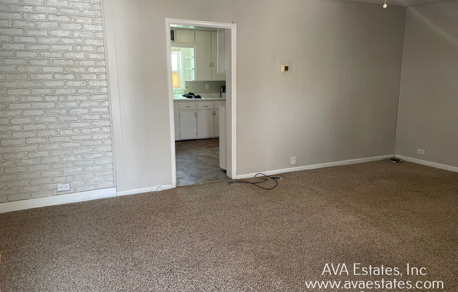 1814 W 17 ST