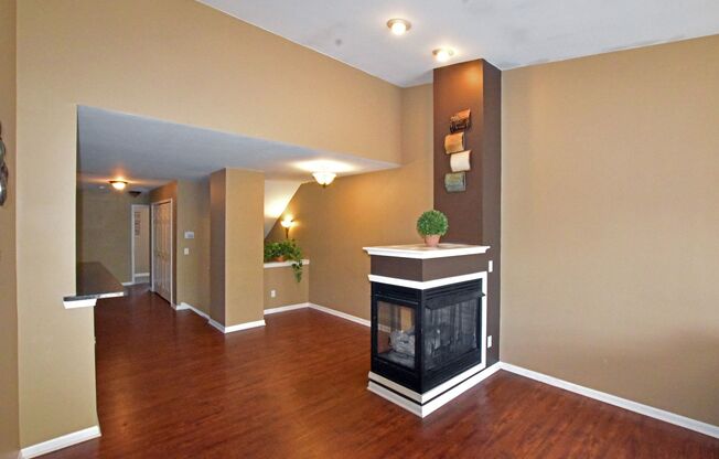 3-Bedroom, 2-Bath, 2-Car Garage Condo, Sterling Heights. Available April 1st