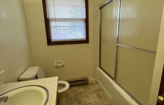 2 beds, 1 bath, 903 sqft, $1,150, Unit I-1