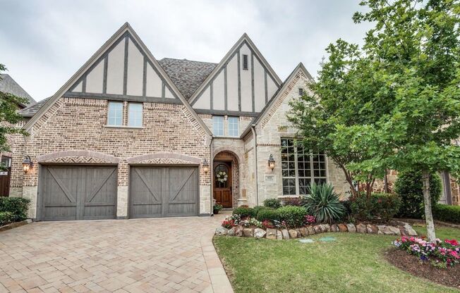 Lovely House in Las Colinas with Lots of Amenities