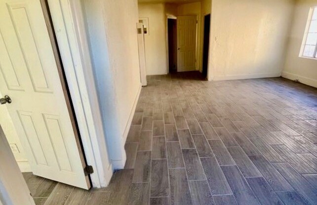 1448 W 106 ST