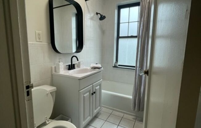 1 bed, 1 bath, 700 sqft, $2,225, Unit B10