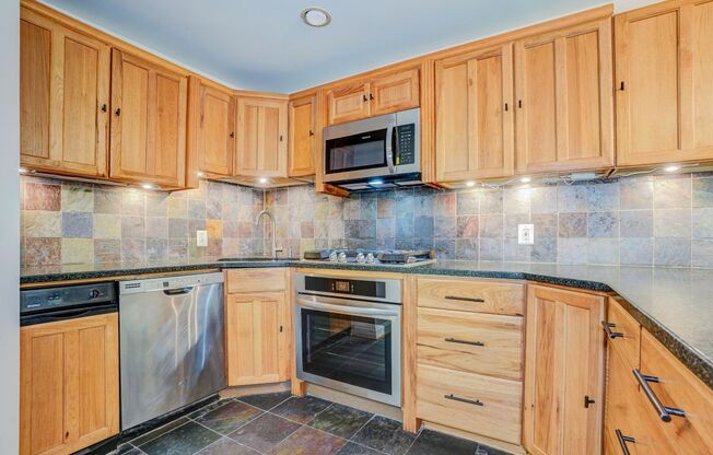 Super Spacious 2 Bedroom Apartment in Park Spring!