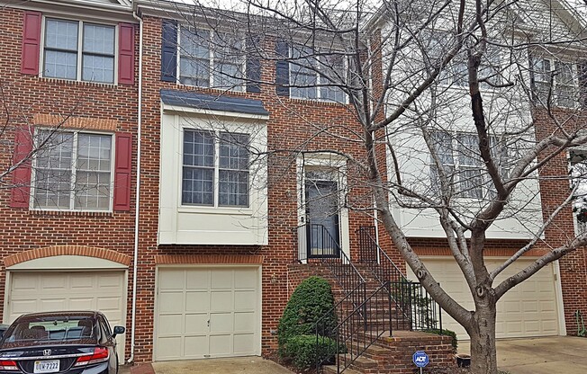 Stately Upgraded Townhouse 2 miles to Crystal City Metro!!
