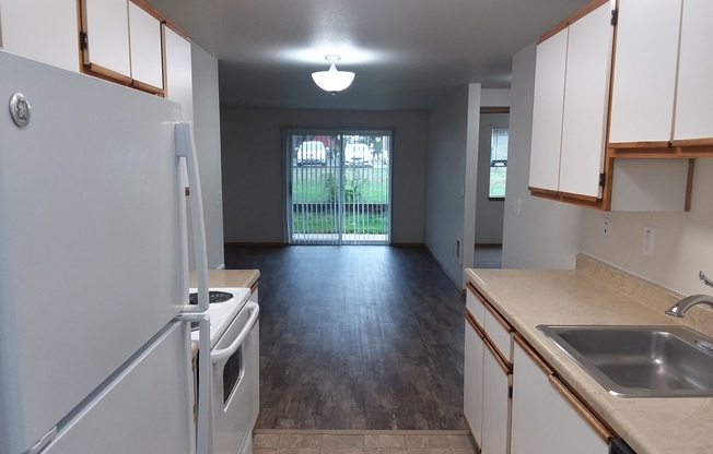 2 beds, 1 bath, 808 sqft, $1,650, Unit 203*