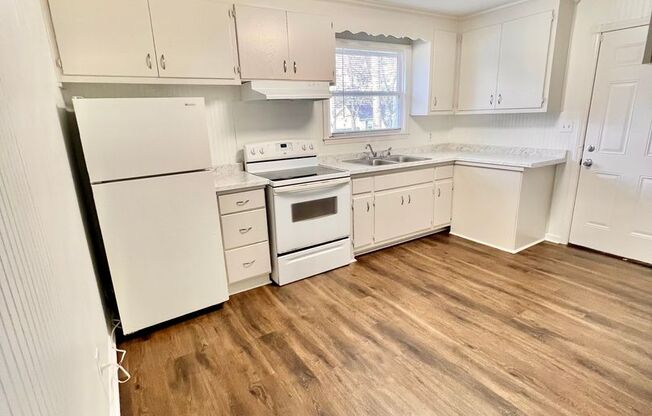 Available May 15! 2 bed 1 bath Duplex in Madison