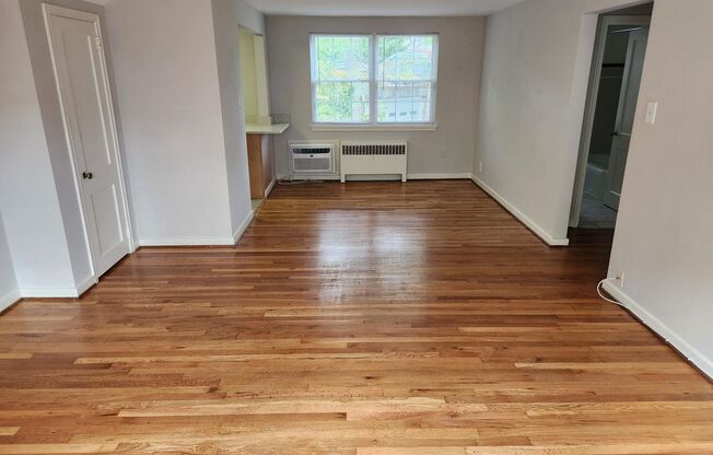 2 beds, 1 bath, 897 sqft, $2,305, Unit G-17