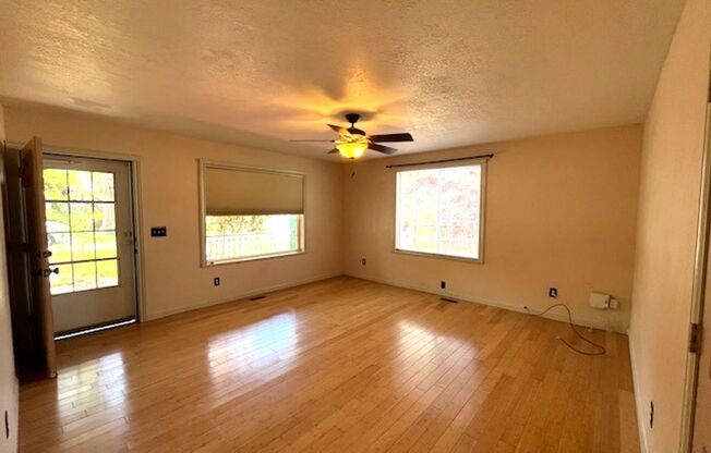 $500 off first full month 4-bedroom 2.5 Bath McMinnville OR 97128