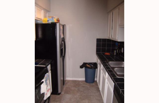 UT PRE LEASE: 2 bd/ 2 ba North Campus Condo. Short walk to UT. View of UT Tower!
