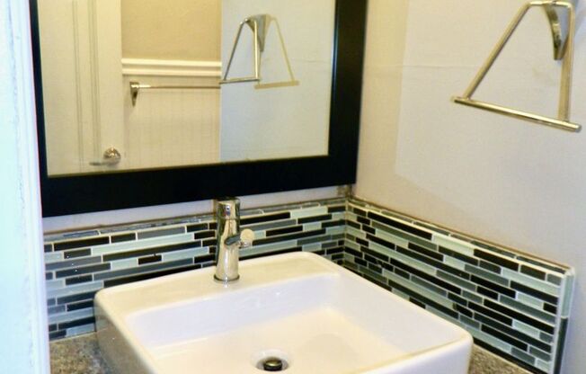 1 bed, 1 bath, 650 sqft, $1,225, Unit A11