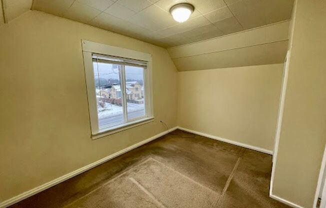 2 beds, 1 bath, $1,350, Unit A