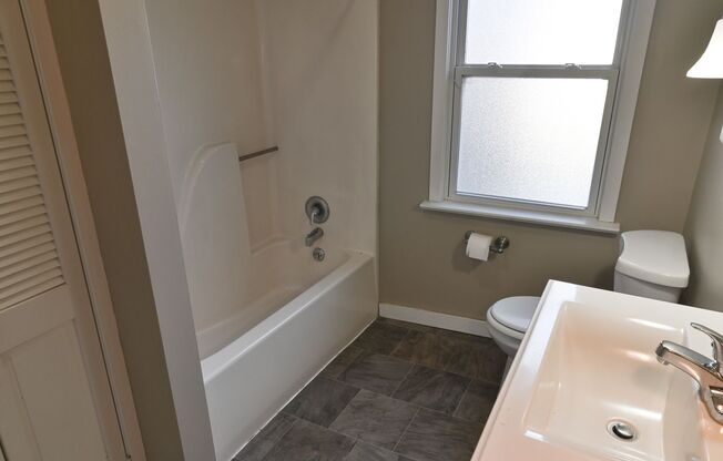 3 beds, 1 bath, $1,560