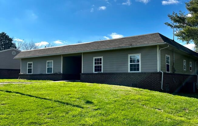 3 beds, 1 bath, 900 sqft, $1,200, Unit 333