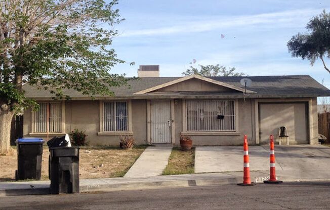 SIMPLY STUNNING! LUXURIOUS 3 BEDROOM 1 BATHROOM HOUSE! ONE MONTH FREE MOVE IN SPECIAL