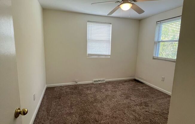 2 beds, 1 bath, 800 sqft, $900, Unit B