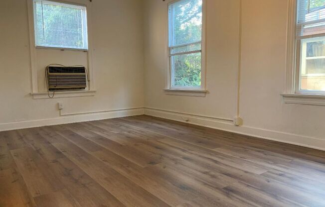 1920s Traditional Hollywood Walk-Up