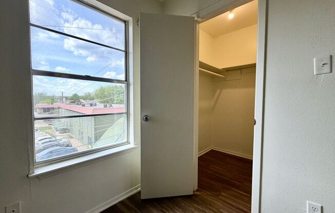 1 bed, 1 bath, 700 sqft, $999, Unit LAW9-306