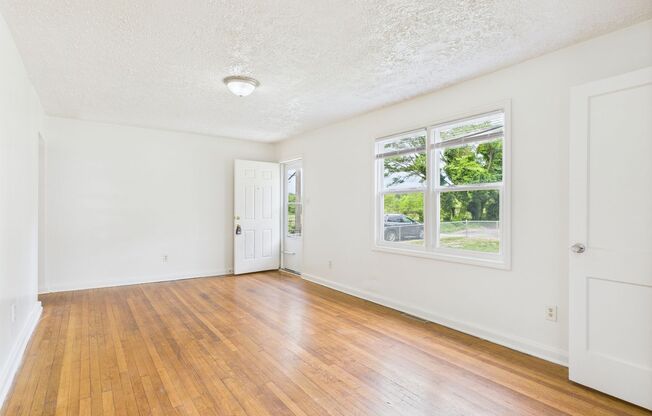 Quaint 3 Bedroom, 1 Bathroom Home in Northside Available May23rd!