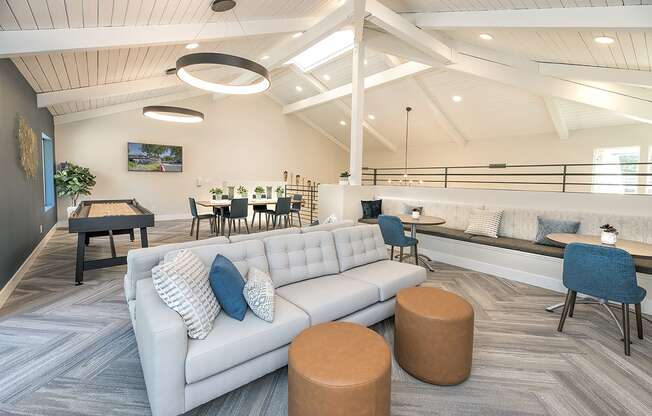 Resident Lounge with seating l Vue at the Lake in Sacramento