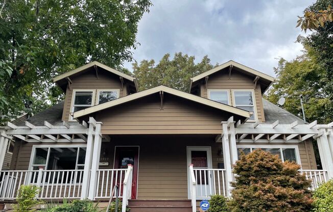 Updated Craftsman in Hot Mississippi Area! Minutes From I-5 and I-405! Close to trendy restaurants and bars!