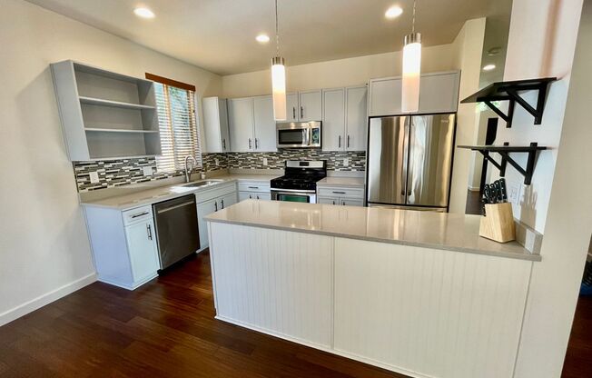 ** HALF MONTH'S FREE RENT **Modern 3bd/2.5bath Milwaukie Home w/ Private Backyard