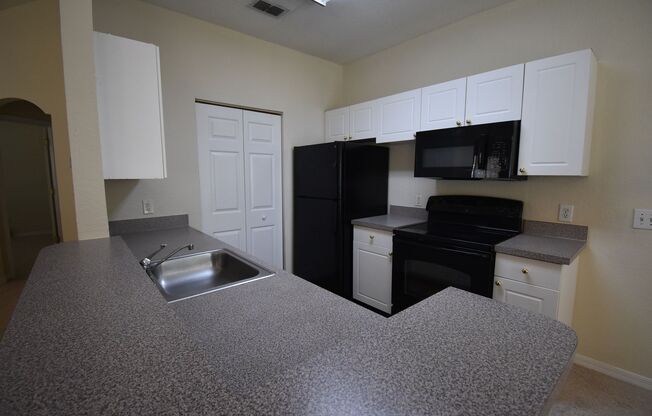 1/1-Crescent Place at Lake Lotus! AVAILABLE NOW! First FULL months rent free!