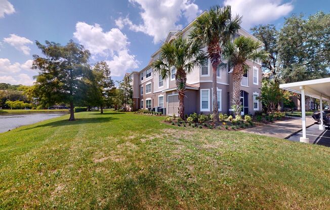 Lovely 3-bedroom, 2-bathroom condo available for rent in Overlook.