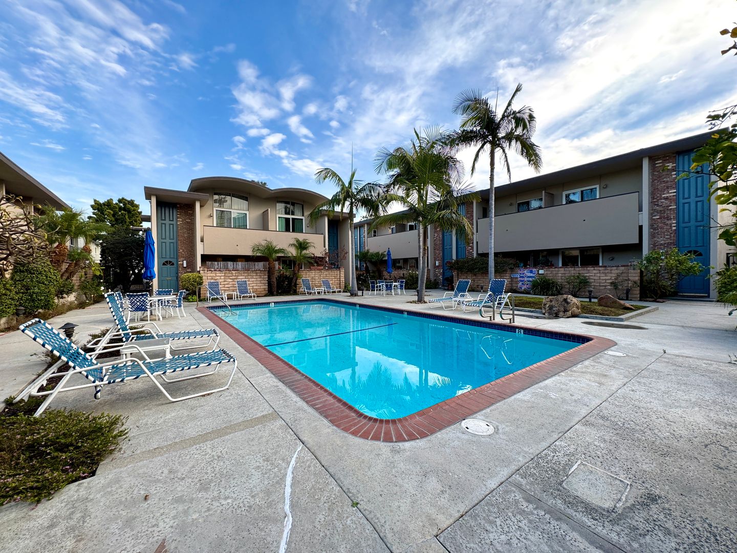 Spacious Multi-Level Townhouse w/hwd flrs, patio, large open space kitchen w/formal dining area, pool & private 2-car garage close to 90/405 fwy & adj Venice Beach